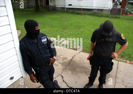 Detroit Polizisten Drogen ruhen nach überfallen und ein Haus zu durchsuchen. Stockfoto