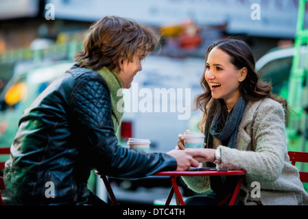 Junge Touristen zu zweit am Straßencafé, New York City, USA Stockfoto