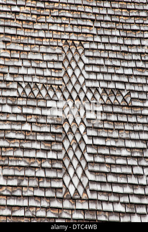 Holz-Fliesen (Gürtelrose) bilden ein Kreuz auf St Catherine Kirche, Honfleur, Normandie, Frankreich Stockfoto