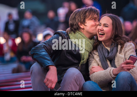 Junge Touristen-paar auf Parkbank, New York City, USA Stockfoto