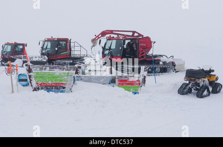 Pistenmaschinen gehen in Aktion auf Cairngorm Berg um die große Menge an Schnee zu löschen Stockfoto