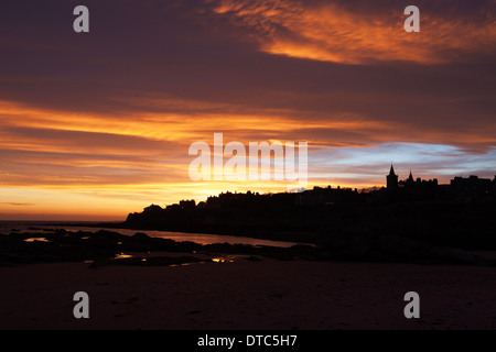 St Andrews bei Sonnenuntergang aus Doo Craigs Fife Schottland Stockfoto