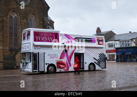 Avon cosmetics Förderung Schönheit bus recruiting Vertreter Agenten in St John's Square, Blackpool, Lancashire, Großbritannien Stockfoto