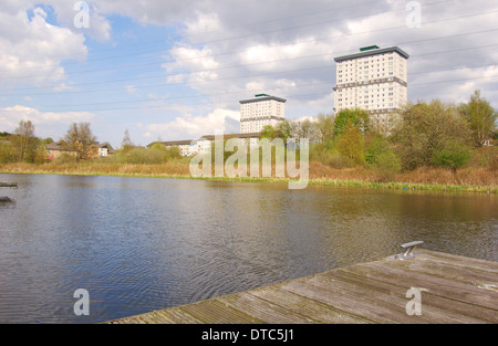 High-Rise Wohnungen hinter dem Forth und Clyde Canal im Firhill Basin in Glasgow, Schottland Stockfoto