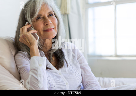 Porträt von attraktive ältere Frau im Chat auf smartphone Stockfoto