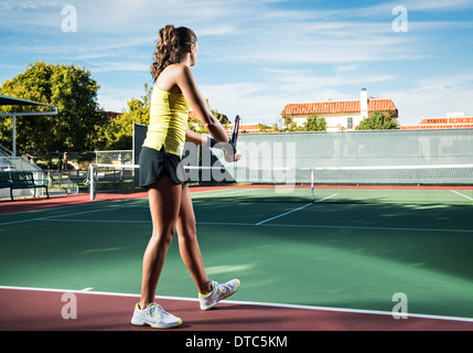 Weibliche Spieler Portion Tennisball Stockfoto