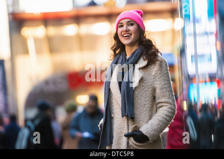 Junge weibliche Touristen erkunden Sie Straßen, New York City, USA Stockfoto