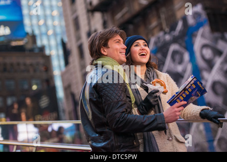 Junges Paar im Urlaub mit Karte und Bagel, New York City, USA Stockfoto