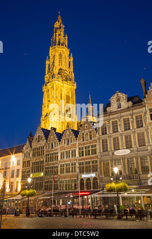 Antwerpen, Belgien - 4. September 2013: Türme der Kathedrale unserer lieben Frau in Morgen-Dämmerung und der Grote Markt. Stockfoto