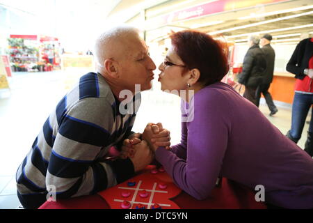 Sarajevo, Bosnien und Herzegowina. 14. Februar 2014. Ein paar feiert den Valentinstag in Sarajevo, Bosnien und Herzegowina, am 14. Februar 2014. Bildnachweis: Haris Memija/Xinhua/Alamy Live-Nachrichten Stockfoto