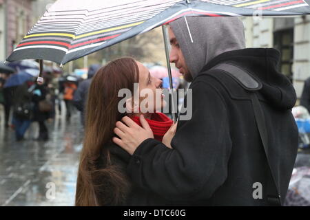 Sarajevo, Bosnien und Herzegowina. 14. Februar 2014. Junge Liebende feiern den Valentinstag in Sarajevo, Bosnien und Herzegowina, am 14. Februar 2014. Bildnachweis: Haris Memija/Xinhua/Alamy Live-Nachrichten Stockfoto