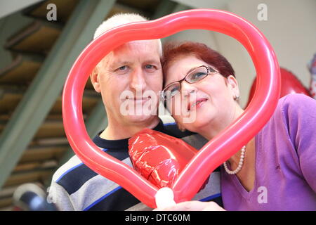 Sarajevo, Bosnien und Herzegowina. 14. Februar 2014. Ein paar feiert den Valentinstag in Sarajevo, Bosnien und Herzegowina, am 14. Februar 2014. Bildnachweis: Haris Memija/Xinhua/Alamy Live-Nachrichten Stockfoto