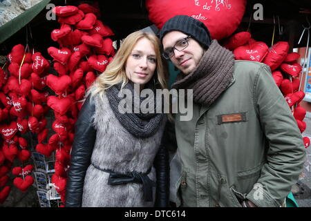 Sarajevo, Bosnien und Herzegowina. 14. Februar 2014. Junge Liebende feiern den Valentinstag in Sarajevo, Bosnien und Herzegowina, am 14. Februar 2014. Bildnachweis: Haris Memija/Xinhua/Alamy Live-Nachrichten Stockfoto