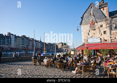 Terrasse des Café La Maison Bleue neben dem Hafen in Honfleur, Normandie, Frankreich Stockfoto