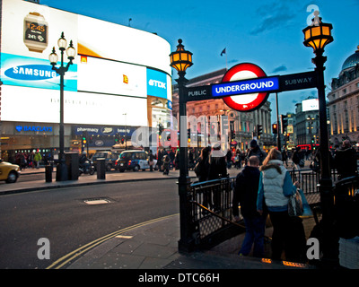 Eingang zur U-Bahn-Station Piccadilly Circus zeigt Neon Plakate, West End, London, England, Vereinigtes Königreich Stockfoto