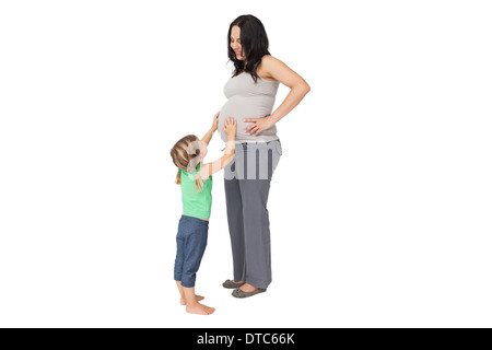 Kleines Mädchen berühren ihre Mütter-Baby-Bauch Stockfoto