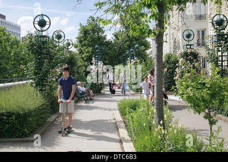 Teil von der Promenade Plantee eine stillgelegte Eisenbahnstrecke in Paris in einem angelegten Gehweg umgewandelt. Stockfoto