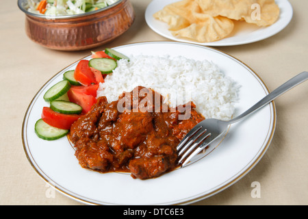 Chicken Tikka Masala mit Basmati-Reis, Salat und Pappadams Stockfoto