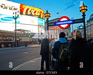 Eingang zur U-Bahn-Station Piccadilly Circus zeigt Neon Plakate, West End, London, England, Vereinigtes Königreich Stockfoto