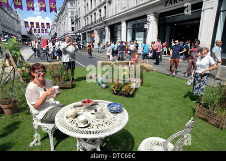 Verkehrsfreie Regent St! Rachel Parker Soden genießt am 28. Juli 2013 eine Tasse Tee in ihrem Pop-up-Garten in der Londoner Regent Street. [Nachfolgend beschriebenes Ereignis] Stockfoto