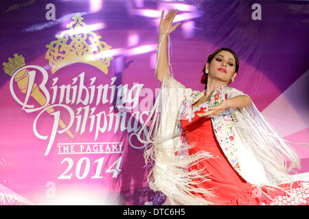 Quezon City, Philippinen. 14. Februar 2014. Ein Kandidat beaty Festzug führt eine Flamenco-Routine während der Talentshow Teil des Binibining Pilipinas 2014 am Valentinstag statt. Die Gewinner des Wettbewerbs werden die Philippinen in verschiedenen internationalen beaty Festzug Wettbewerbe vertreten. © Mark Fredesjed R. Cristino/NurPhoto/ZUMAPRESS.com/Alamy Live-Nachrichten Stockfoto