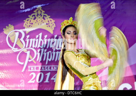 Quezon City, Philippinen. 14. Februar 2014. Beaty Festzug Kandidat führt einen traditionelle muslimische Tanz während der Talentshow Teil des Binibining Pilipinas 2014 am Valentinstag statt. Die Gewinner des Wettbewerbs werden die Philippinen in verschiedenen internationalen beaty Festzug Wettbewerbe vertreten. © Mark Fredesjed R. Cristino/NurPhoto/ZUMAPRESS.com/Alamy Live-Nachrichten Stockfoto