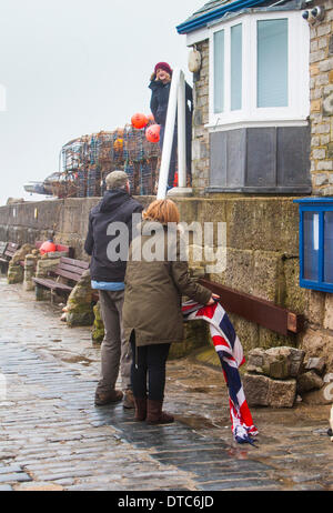 Lyme Regis, Dorset, UK. 14. Februar 2014. Der Sturm verursacht eine Fahnenstange die union Flagge zu schnappen. Bildnachweis: Lightworks Medien/Alamy Live-Nachrichten Stockfoto