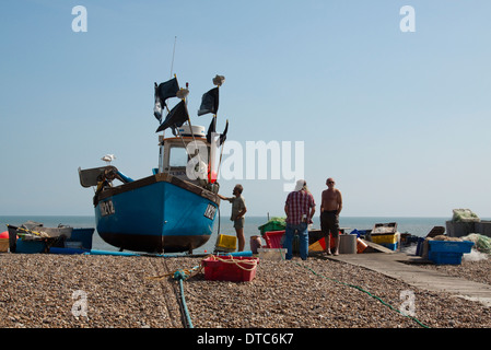 Fischer, die Diskussion über die Tage fangen mit Leuten am Strand bei Aldeburgh. Fanggeräte über am Strand liegen. Stockfoto