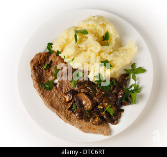 Draufsicht auf eine Mahlzeit ein Gebratenes Kalbfleisch Kalbsschnitzel mit sautierten Pilzen und Kartoffelpüree. Stockfoto