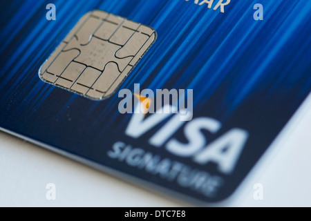 Eine Visa-Kreditkarte mit EMV-Chip, nebeneinander auch bekannt als "Chip und PIN" mit einem Magnetstreifen-Karte. Stockfoto