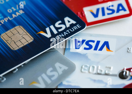 Eine Visa-Kreditkarte mit EMV-Chip, nebeneinander auch bekannt als "Chip und PIN" mit einem Magnetstreifen-Karte. Stockfoto