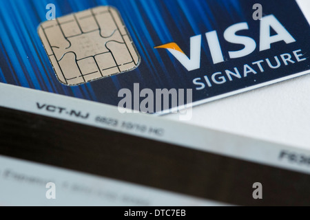 Eine Visa-Kreditkarte mit EMV-Chip, nebeneinander auch bekannt als "Chip und PIN" mit einem Magnetstreifen-Karte. Stockfoto