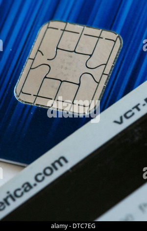 Eine Visa-Kreditkarte mit EMV-Chip, nebeneinander auch bekannt als "Chip und PIN" mit einem Magnetstreifen-Karte. Stockfoto