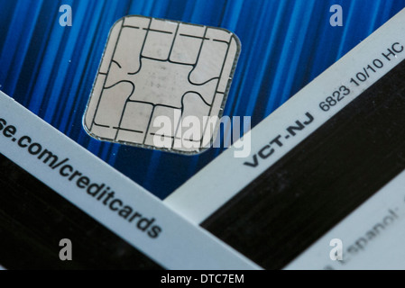 Eine Visa-Kreditkarte mit EMV-Chip, nebeneinander auch bekannt als "Chip und PIN" mit einem Magnetstreifen-Karte. Stockfoto