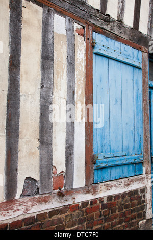 Bemalte Verschluss ein Fachwerkbau aus dem 16. Jahrhundert in Honfleur, Normandie, Frankreich Stockfoto