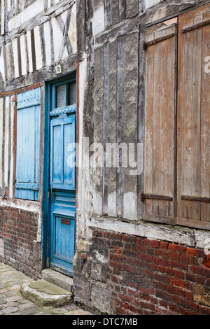 Bemalte Fensterläden und Tür ein Fachwerkbau aus dem 16. Jahrhundert in Honfleur, Normandie, Frankreich Stockfoto
