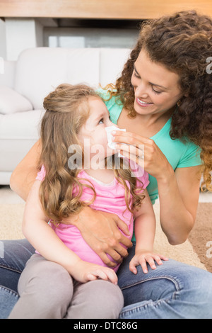 Mutter ihre kleine Tochter, die ihre Nase putzen helfen Stockfoto