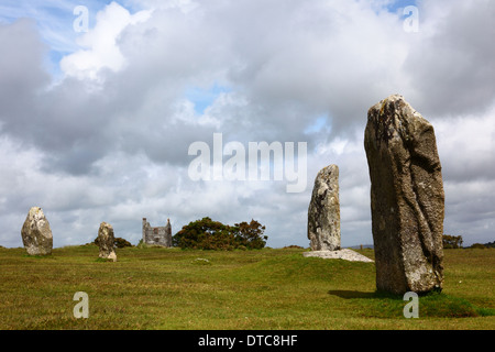 Der Steinkreis Hurlers Maschinenhaus der ehemaligen South Phoenix Zinnmine hinter, in der Nähe von Schergen, Bodmin Moor, Cornwall, England Stockfoto