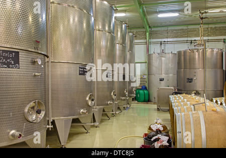 Der Wein Hersteller große slowakischen Hersteller Indoor. Moderne große Fass für die Gärung. Stockfoto