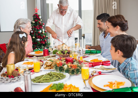 Großfamilie am Esstisch für das Weihnachtsessen Stockfoto