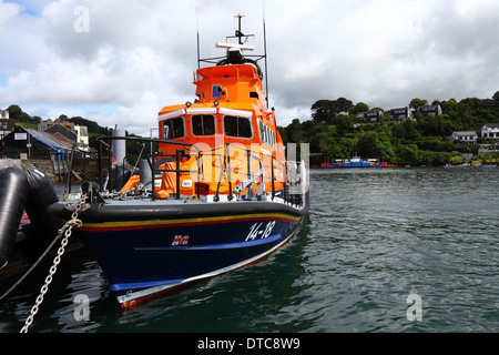 RNLI Trent Klasse Rettungsboot vor Anker am Fluss Fowey, Fowey, Cornwall, England Stockfoto