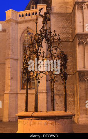 Die mittelalterlichen Quentin Matsys Well vor das Kathedrale unserer lieben Frau In Antwerpen, Belgien Stockfoto