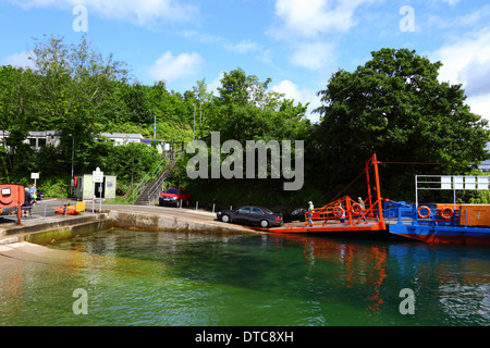 Autofähre, die überquert den Fluss Fowey entladen in Fowey, Cornwall, England Stockfoto