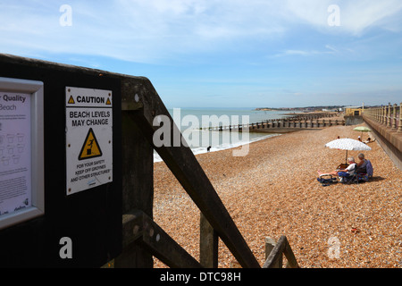 Strand-Ebenen ändern und Wasser Qualität Warnschilder am Strand-Access-Point, St Leonards on Sea, East Sussex, England Stockfoto