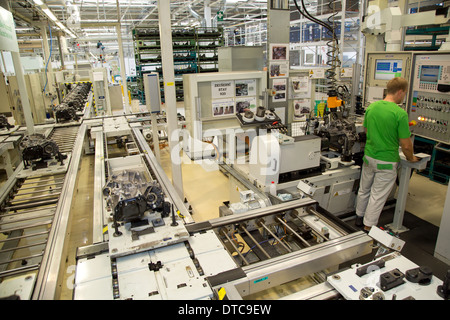 Mladá Boleslav, Tschechien, Installation der Getriebeteile im Hauptwerk von Skoda Stockfoto