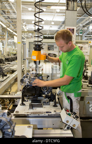 Mladá Boleslav, Tschechien, Installation der Getriebeteile im Hauptwerk von Skoda Stockfoto