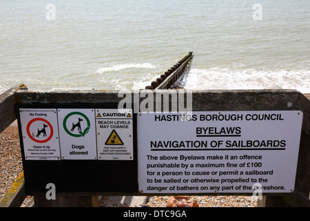 Hunde erlaubt, keine Hunde befallen, Strandniveaus können sich ändern und Seitenwände für die Benutzung von Segelbrettern am Strand Access Point, St. Leonards on Sea, East Sussex Stockfoto