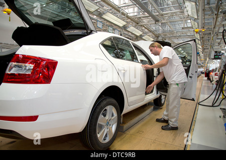 Mladá Boleslav, Tschechien, Installation des neuen Skoda Octavia im Hauptwerk von Skoda Stockfoto