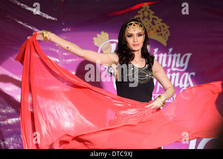 Quezon City, Philippinen - beaty Festzug Kandidat führt eine moderne Tanz-Routine während der Talentshow Teil des Binibining Pilipinas 2014 am Valentinstag statt. Die Gewinner des Wettbewerbs werden die Philippinen in verschiedenen internationalen beaty Festzug Wettbewerbe vertreten. Bildnachweis: Pazifische Presse/Alamy Live-Nachrichten Stockfoto