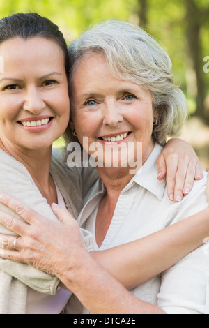 Reife Frau mit erwachsenen Tochter lächelnd Stockfoto